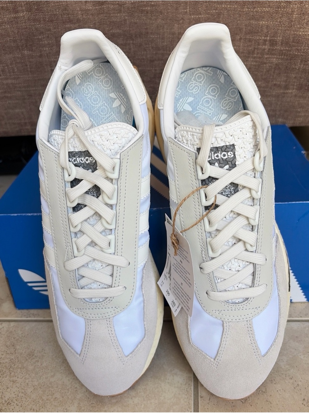 adidas Men’s White and Cream Retro-Style Sneakers Retropy E5 - Picture 7 of 9
